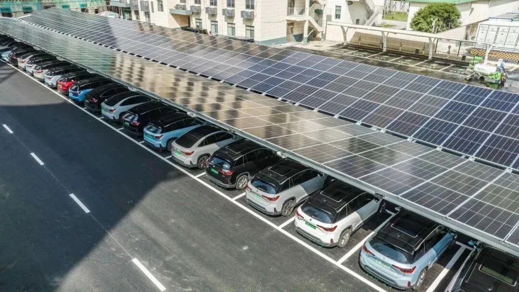 Parco industriale con solare e accumulo su larga scala