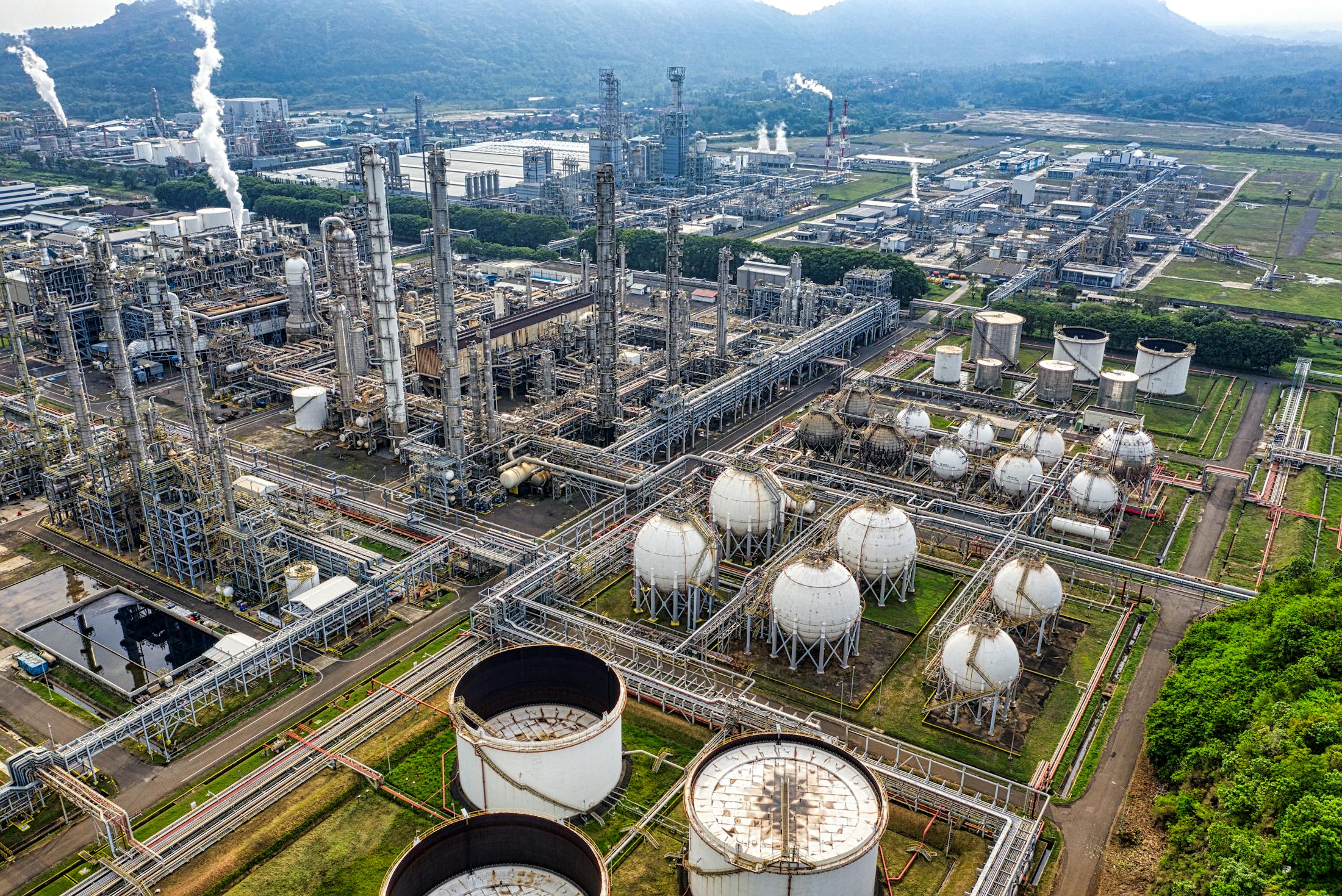 Vista aerea di sito energetico con infrastrutture distribuite