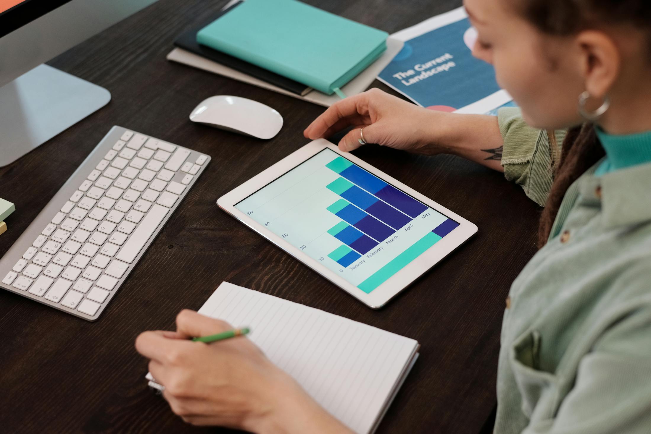Tecnico monitora sistemi energetici con tablet